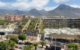 The spectacular steep pitched green roofs define the appearance of the GF Victoria Hotel in Tenerife. © ZinCo GmbH / Impermeabilizaciones Machado, S.L.U. Large building with steep pitched green roof
